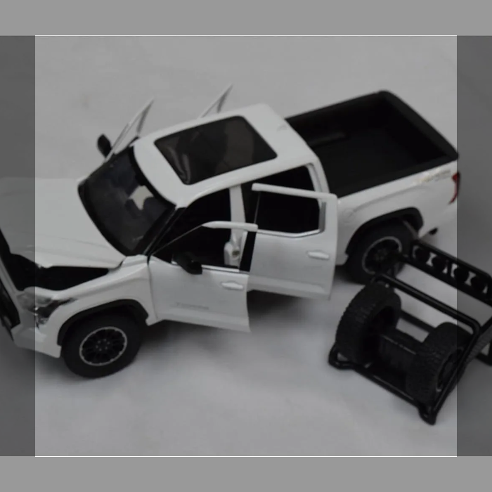 TOYOTA Tundra 1/24スケール 白 DIECAST ダイキャスト ミニカー プルバック機能付き 完成品 モデルカー トヨタ 箱入り おもちゃ ライトアップ サウンド